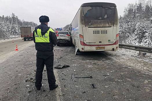 Два человека погибли в аварии с участием пассажирского автобуса
