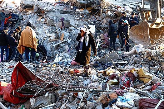 В Турции и Сирии спасатели продолжают находить людей живыми