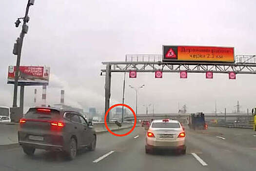 На МКАД на видео попало, как от грузовика отлетело колесо во время движения