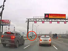 На МКАД на видео попало, как от грузовика отлетело колесо во время движения