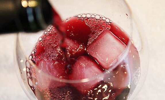 Разбавляй и властвуй: можно ли кидать лед в вино