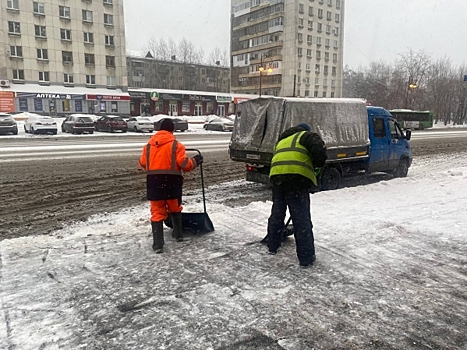 Снегопад в Тюмени: как в городе борются с пробками и последствиями стихий