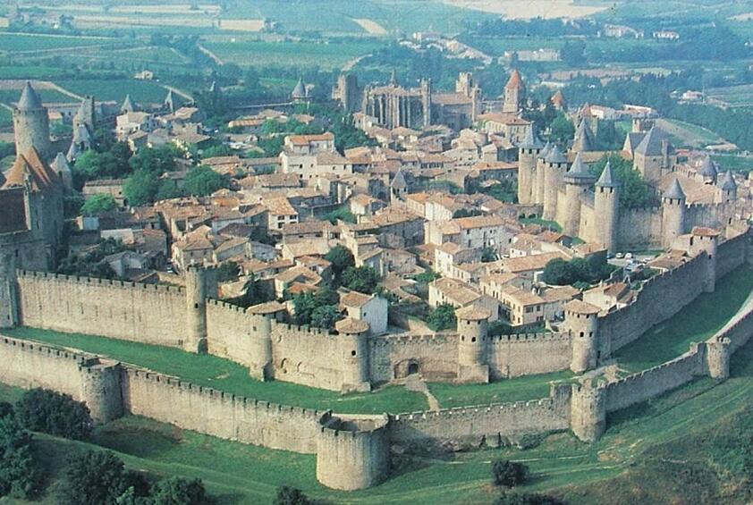 Прогуляйтесь по древним улицам французского города-крепости Каркассон.