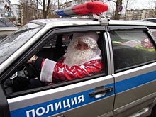 Полицейские и общественники в подмосковном Волоколамске присоединились к акции «Полицейский Дед Мороз»