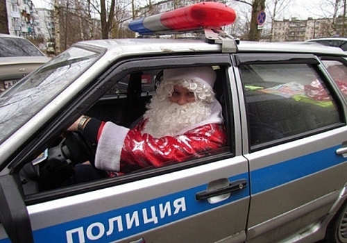 Полицейские и общественники в подмосковном Волоколамске присоединились к акции «Полицейский Дед Мороз»