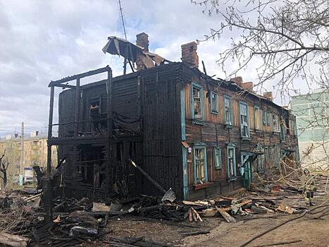 Огнеборцы не дали перейти пожару на соседние здания в Чите