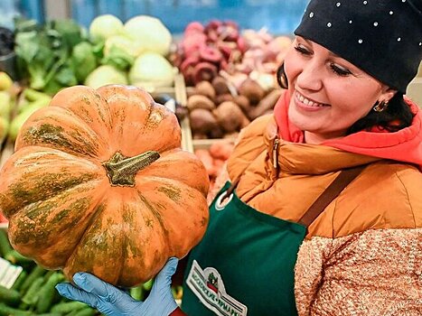 Участница московской ярмарки отправляет бойцам СВО фрукты из собственного сада