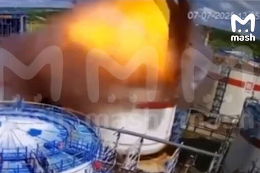 Mash опубликовал видео с воспламенившимся в Усинске нефтяным резервуаром