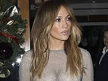 Дженнифер Лопес вышла в свет в прозрачном наряде