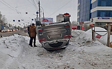 Водитель приземлил свою KIA колесами вверх на тротуаре