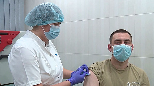 Полторы тысячи прививок в день: как проходит вакцинация против COVID-19 в Вооруженных силах РФ