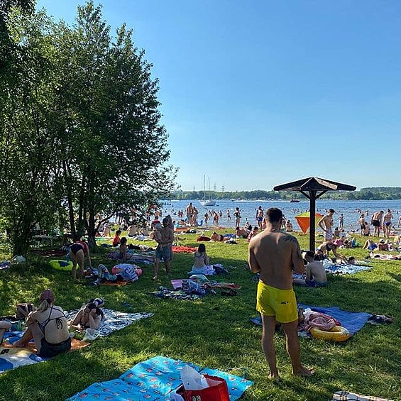 Обстановка на пляже в подмосковном Долгопрудном.