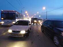 Авария с тремя иномарками парализовала движение по Октябрьскому мосту