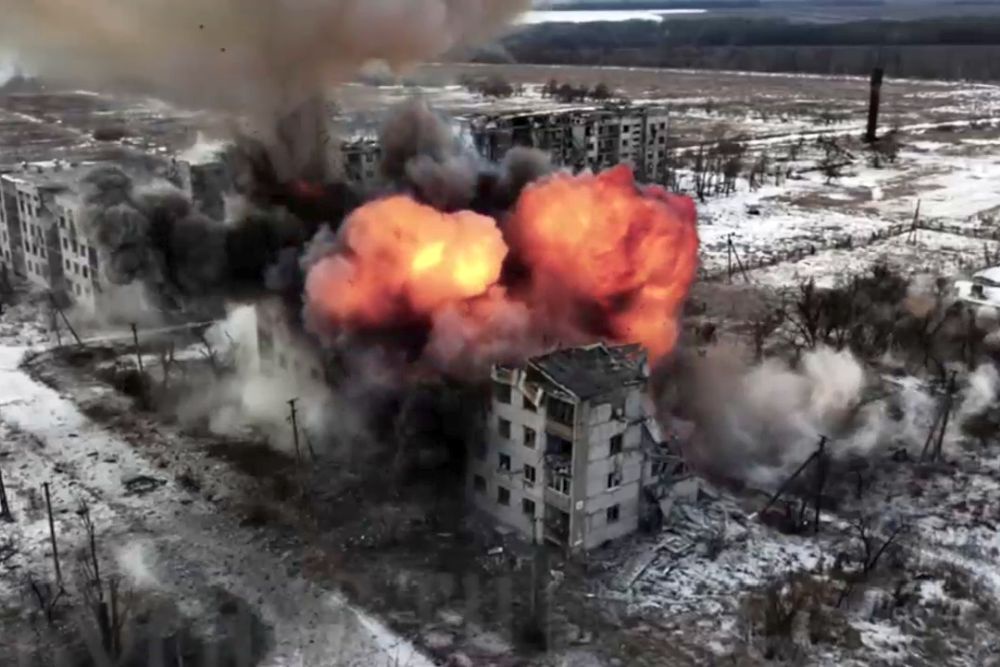 Казарму ВСУ снесли точными ударами бомб и сняли это на видео