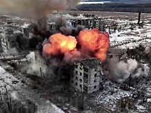 Казарму ВСУ снесли точными ударами бомб и сняли это на видео