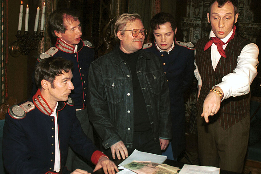 Режиссер Юрий Кара (в центре) на съемках фильма «Настоящие мужчины», 2001 год