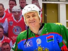 С клюшкой, на брусьях, в стихах. Необычный ролик к Новому году записали в правительстве