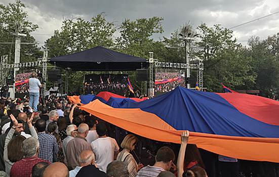 Оппозиция Армении собирается ночевать на площади в центре Еревана