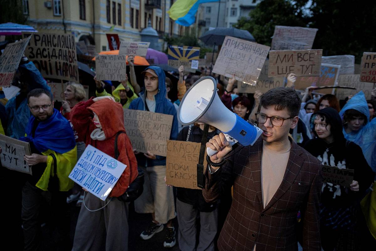 Во Франции заговорили о восстании украинцев против Зеленского