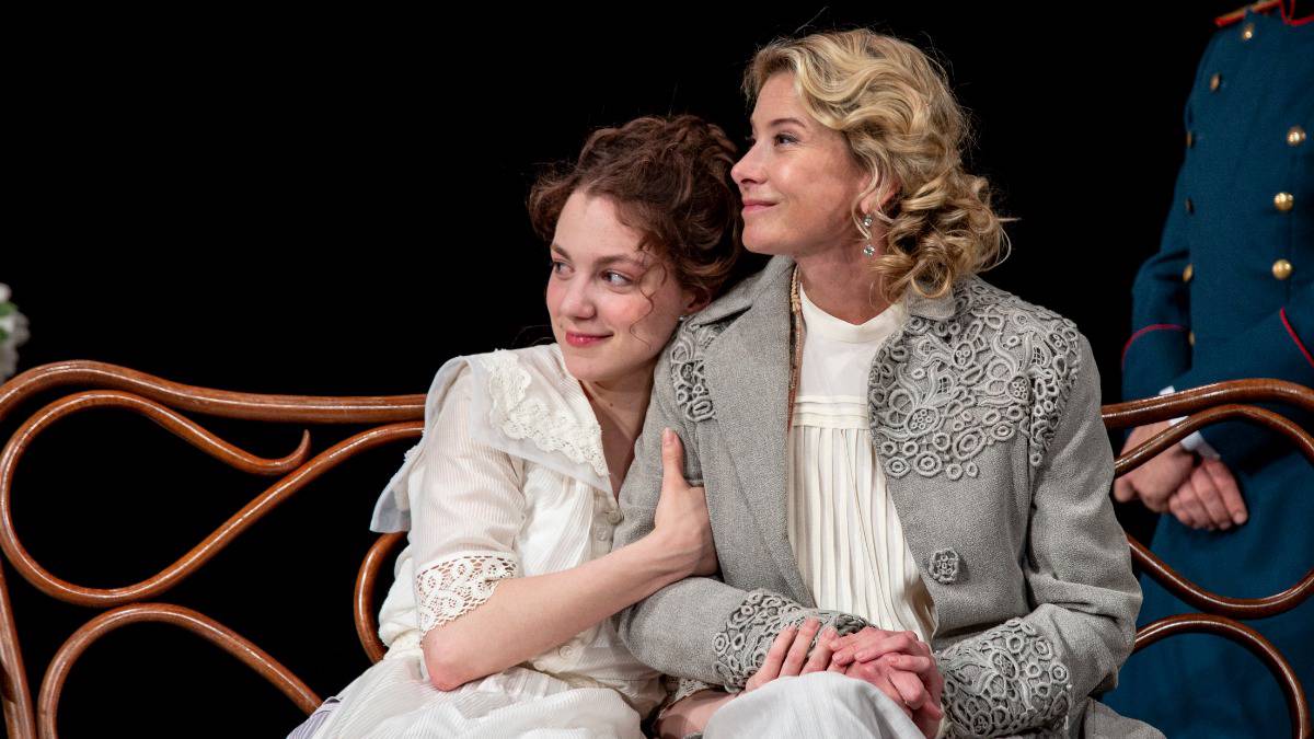 Сделать так, чтобы герой ожил на сцене