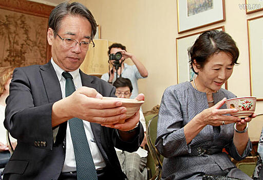 Японский посол посетил чайную церемонию в Мемориальной квартире Рихтера