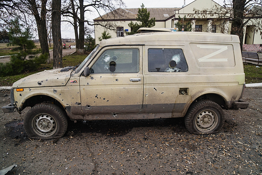 Машина, поврежденная в результате обстрела украинскими реактивными системами залпового огня (РСЗО) в Николаевке