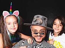 «Давай, сыночек»: дети Киркорова осваивают вейкборд