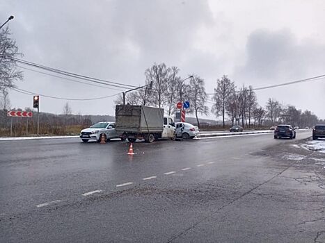 В Калуге три автомобиля не поделили перекрёсток