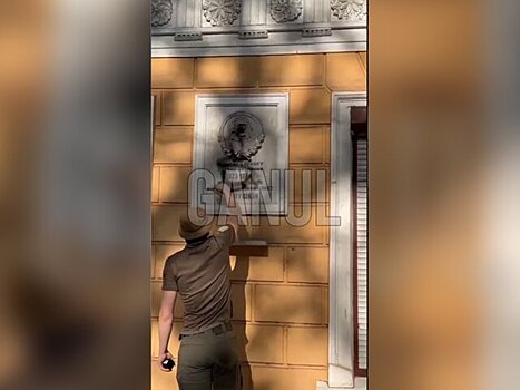 Неизвестные закрасили мемориальную доску на Музее Пушкина в Одессе