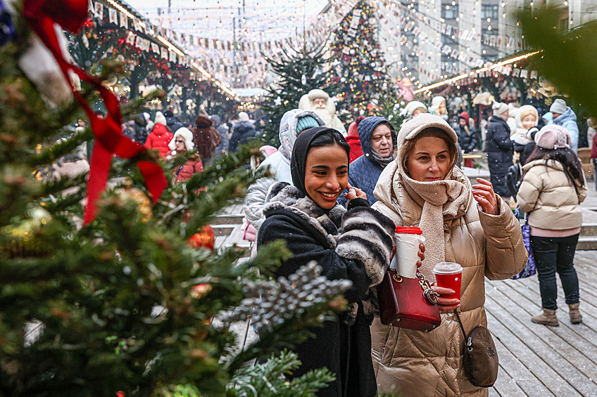 Люди на новогодней ярмарке на Манежной площади