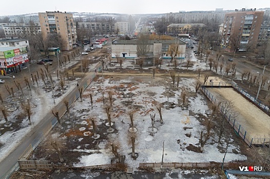 «Погода не позволяет работать»: в вырубленный парк на юге Волгограда летом вернут газон и сцену