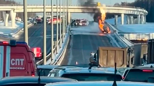 Столб пламени: кадры полыхающей цистерны с газом в Москве
