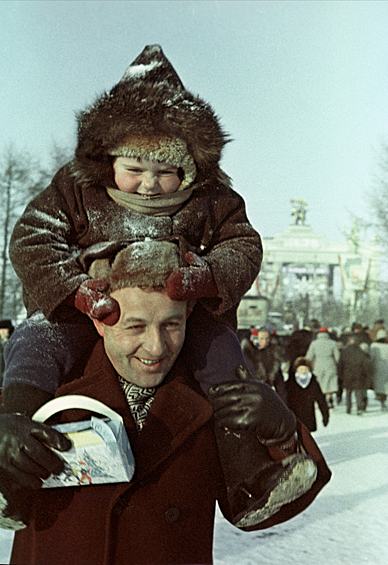 Папа с сыном возвращаются с Новогодней елки в Москве, 1966 год