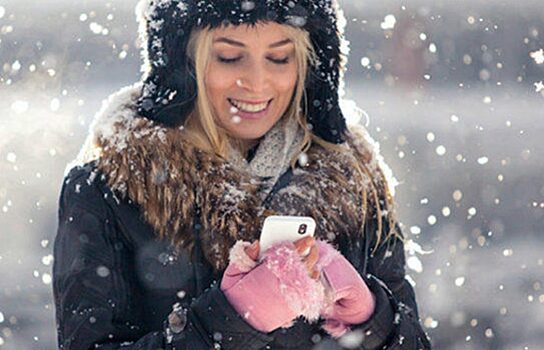В Салехарде девушка шагнула под иномарку, засмотревшись в телефон