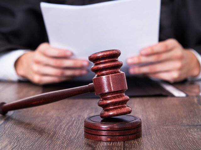 В Петербурге арестовали мужчину за размещение баннера на крыше здания Роскомнадзора