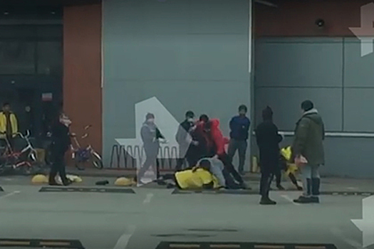 Массовая драка курьеров возле петербургского «Макдоналдс» попала на видео