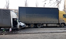 В Волгограде в ДТП с фурой и грузовиком пострадал человек