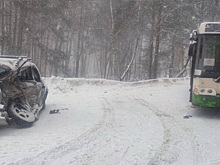 72-летний водитель легковушки погиб, врезавшись в автобус