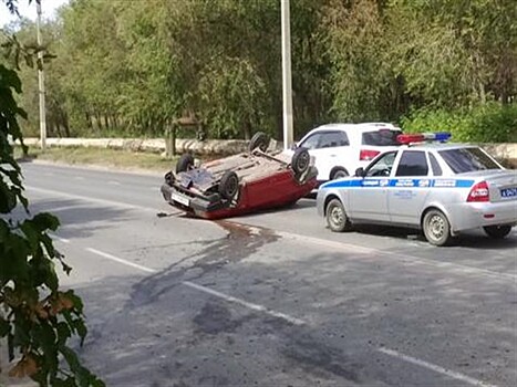 В Новотроицке ВАЗ несколько раз перевернулся на дороге