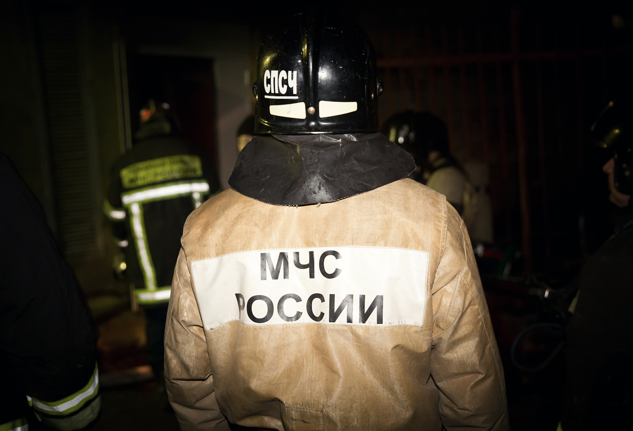 Спасатели эвакуировали горящий многоквартирный дом в Кузбассе