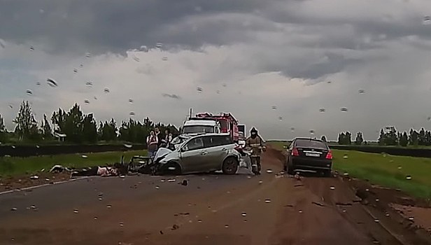 На трассе Омск — Одесское произошло лобовое столкновение автомобилей. Видео