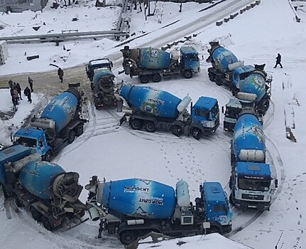 Фото дня: водители бетономешалок выстроили машины в виде восьмерки, чтобы поздравить женщин с 8 марта