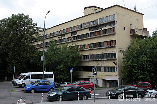 В доме Наркомфина специалисты приступили к реставрации панорамного витража