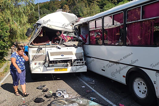 На Кубани столкнулись два пригородных автобуса, пять человек пострадали
