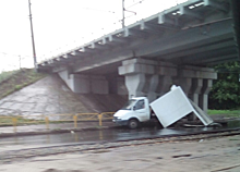 В Заводском районе уснувший водитель протаранил на "Газели" опору моста