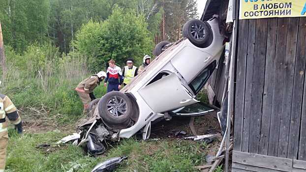 Выпил в баре и повез девушек домой: на Урале KIA перевернулась и влетела в постройки частного дома