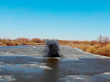 На реке Ишим взрывают лед для защиты от паводка около 70 тысяч человек