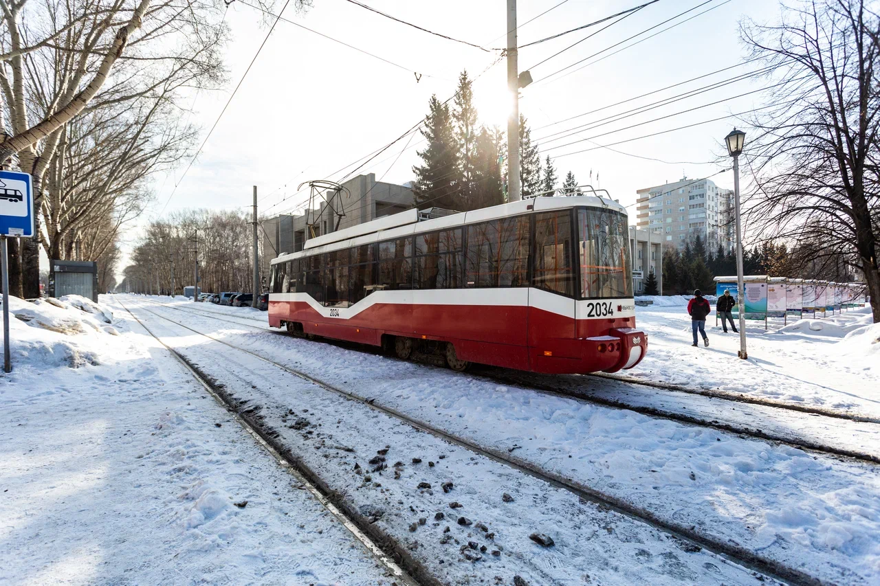 В Новосибирске водителя трамвая ударило током — женщина попала в больницу