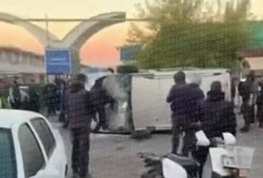 В Одессе жители перевернули автомобиль военкомов