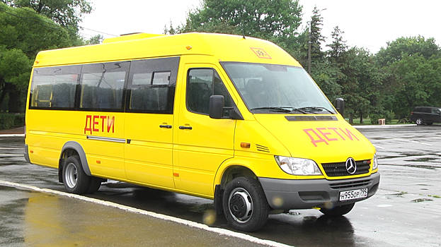 Воспитывающей 44 ребенка семье из Подольска подарили автобус